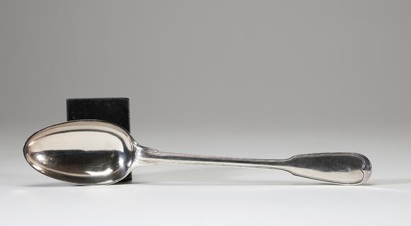 Goldfield Auction sarlsCuiller à rago?t en argent massif d’époque Louis XVI, modèle uni à filet, le manche orné d’armoiries gravées sous couronne, portant plusieurs poin?o