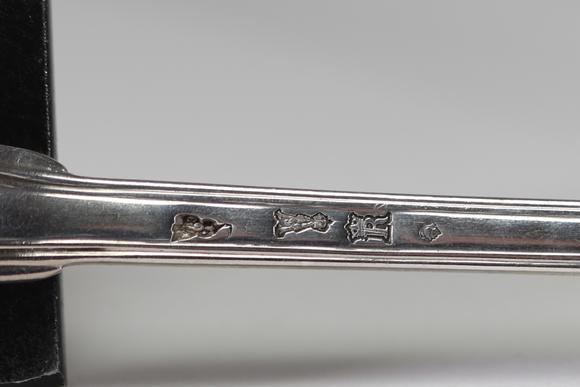 Goldfield Auction sarlsCuiller à rago?t en argent massif d’époque Louis XVI, modèle uni à filet, le manche orné d’armoiries gravées sous couronne, portant plusieurs poin?o