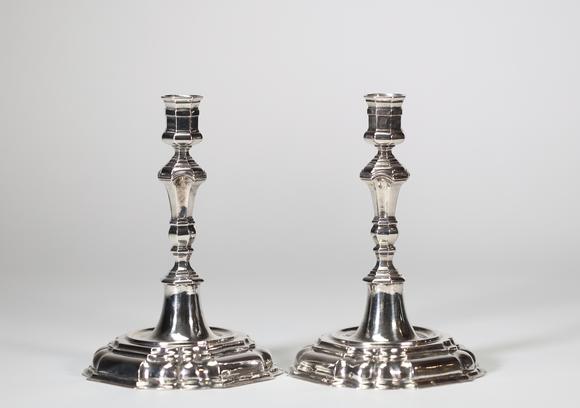 Goldfield Auction sarlsPaire de bougeoirs en argent massif, travail liégeois , époque Louis XV (XVIIIe siècle), poin?ons dont un d’orfèvre à l’initiale B.
Etat : Bon
Hau