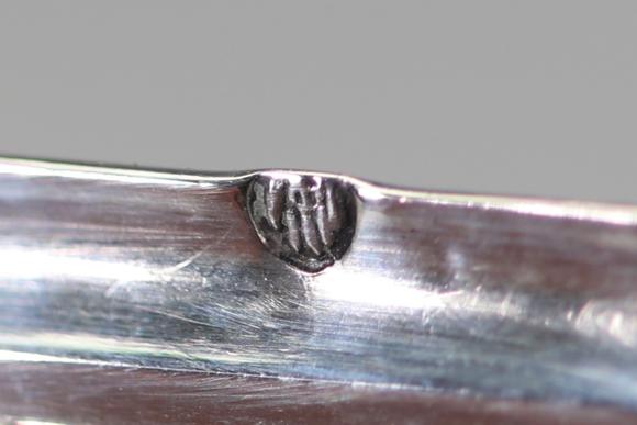Goldfield Auction sarlsPaire de bougeoirs en argent massif, travail liégeois , époque Louis XV (XVIIIe siècle), poin?ons dont un d’orfèvre à l’initiale B.
Etat : Bon
Hau