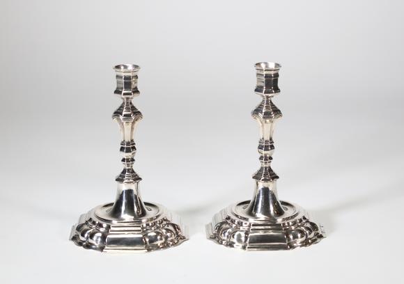 Goldfield Auction sarlsPaire de bougeoirs en argent massif, travail liégeois , époque Louis XV (XVIIIe siècle), poin?ons dont un d’orfèvre à l’initiale B.
Etat : Bon
Hau