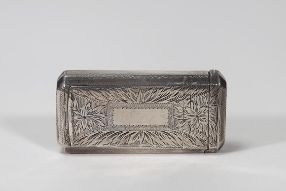 Goldfield Auction sarlsVinaigrette de forme rectangulaire à pans coupés, en argent massif, l’intérieur en vermeil, finement gravée sur l’ensemble de sa surface d’un décor