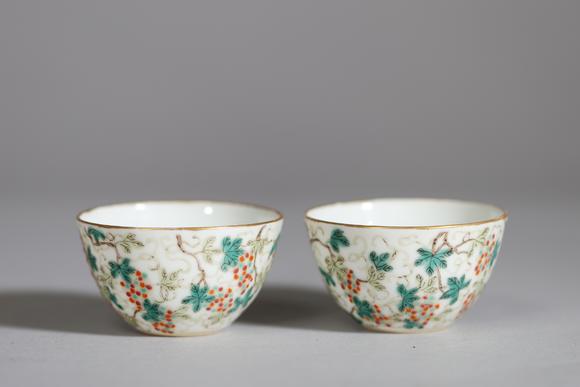 Goldfield Auction sarlsChine, paire de petits bols en porcelaine de la famille rose à décor finement émaillé de rinceaux feuillagés, pampres de vigne et grappes de raisin en