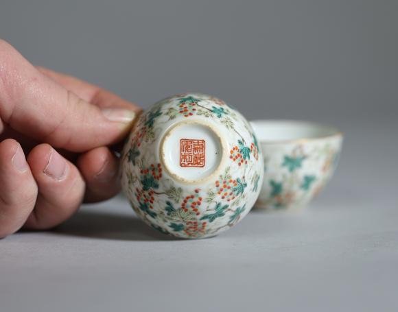 Goldfield Auction sarlsChine, paire de petits bols en porcelaine de la famille rose à décor finement émaillé de rinceaux feuillagés, pampres de vigne et grappes de raisin en