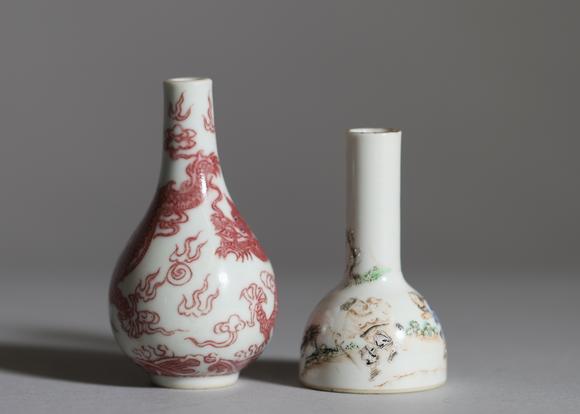 Goldfield Auction sarlsChine, lot composé de deux petits vases en porcelaine, l’un de forme bouteille à panse globulaire et col étroit, à décor en rouge de fer d’un dragon