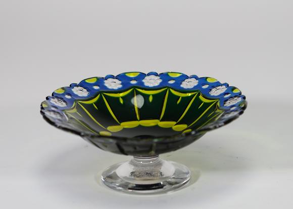 Goldfield Auction sarlsVal Saint Lambert, rare coupe en cristal taillé et triplé bleu et vert, uranium, à décor riche de pointes de diamant, facettes rayonnantes et frise de