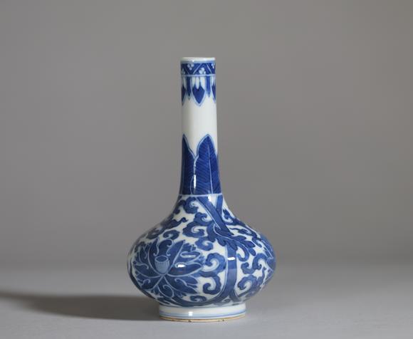 Goldfield Auction sarlsChine, vase en porcelaine bleu et blanc de forme bouteille à panse globulaire et long col cylindrique légèrement évasé, à décor peint en cobalt sous c
