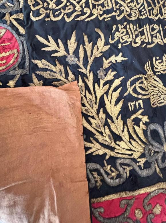 Goldfield Auction sarlsUn sitara ottoman brodé de fils métalliques calligraphiés, Turquie ou égypte, daté de 1316 AH / 1899 
De forme rectangulaire, brodé de fils métalliqu