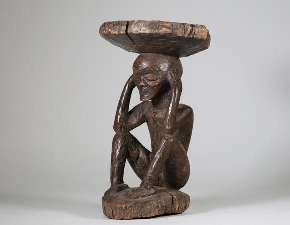 Goldfield Auction sarlsTABOURET CHOKWE, Angola, bois sculpté à patine brun foncé, représentant un personnage accroupi supportant l’assise
Etat : accident
Hauteur : 41 cm
