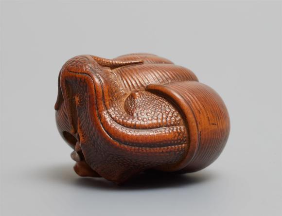 Kunsthaus Lempertz KGA large wood netsuke of a large snail by Naitō Toyomasa (1773-1856), dated by inscription 1840