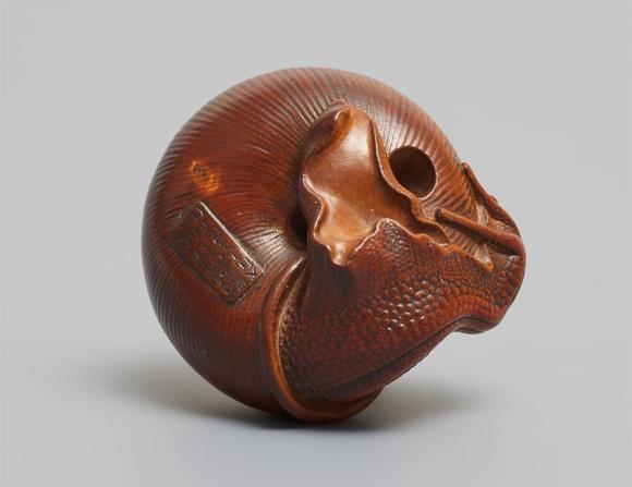 Kunsthaus Lempertz KGA large wood netsuke of a large snail by Naitō Toyomasa (1773-1856), dated by inscription 1840