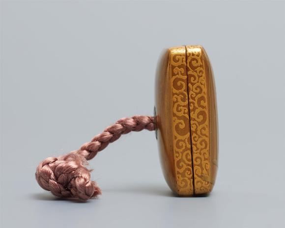 Kunsthaus Lempertz KGA small gold lacquer hako netsuke. 19th century