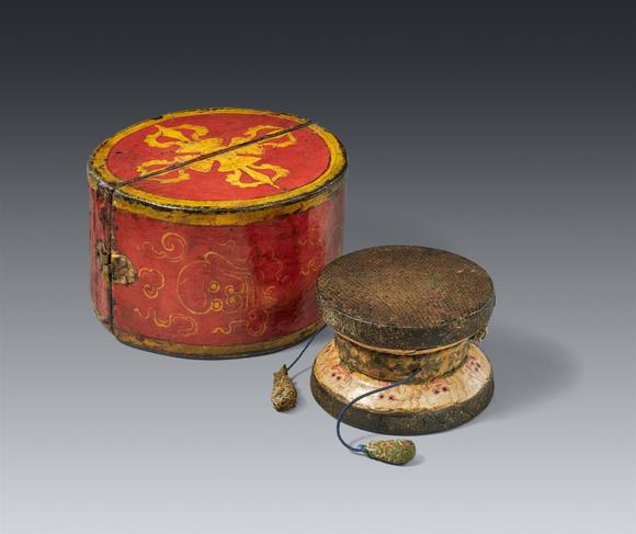 Kunsthaus Lempertz KGA Tibetan tantric wooden painted damaru with its original container. 17/18th century