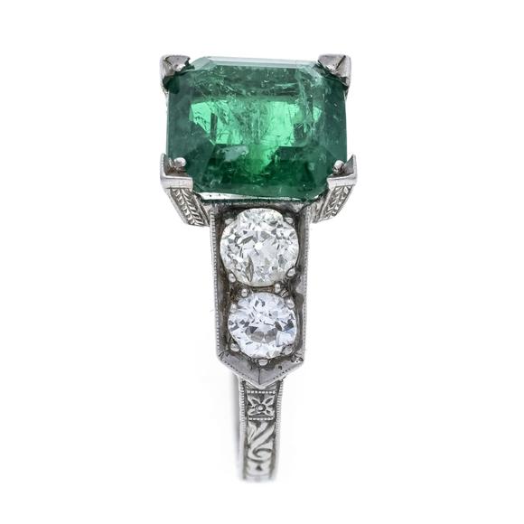 Historia AuktionshausEmerald and Diamond Ring in platinu