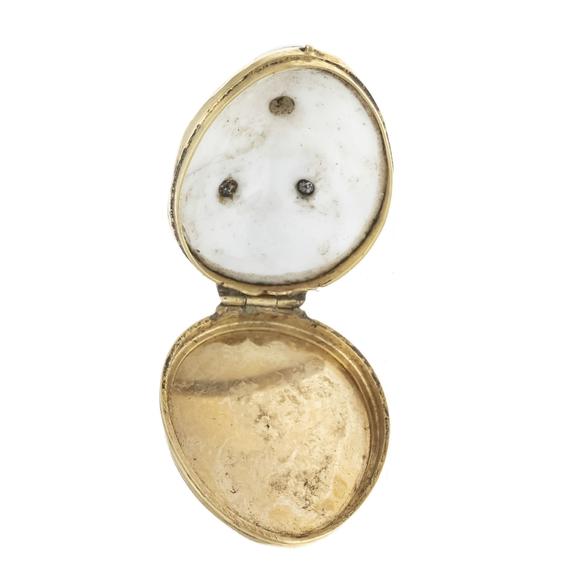 Historia AuktionshausMedallion pendant GG 700/000, opens