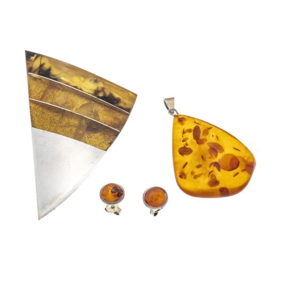 Historia Auktionshaus3-piece amber set in silver, brooch