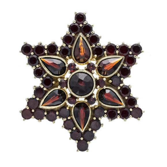 Historia AuktionshausStar-shaped garnet brooch, 925/000