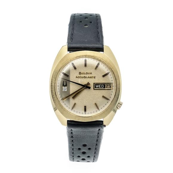 Historia AuktionshausBulova Accuquartz, 585/000GG, selte