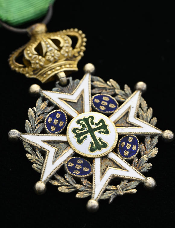 Piguet - H?tel des VentesPortugal, Ordre de Saint-Beno?t d'Aviz, croix d'Officier en vermeil, or (centres) et émail, modèle militaire, diam. 4 cm