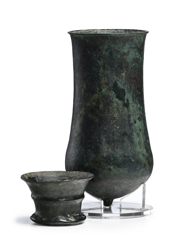 Piguet - H?tel des VentesSitule/haut gobelet à ombilic et petit ravier évasé, bronze, Luristan, fin IIe - début Ier millénaire av. J.-C., h. 14 et 3,7 cm