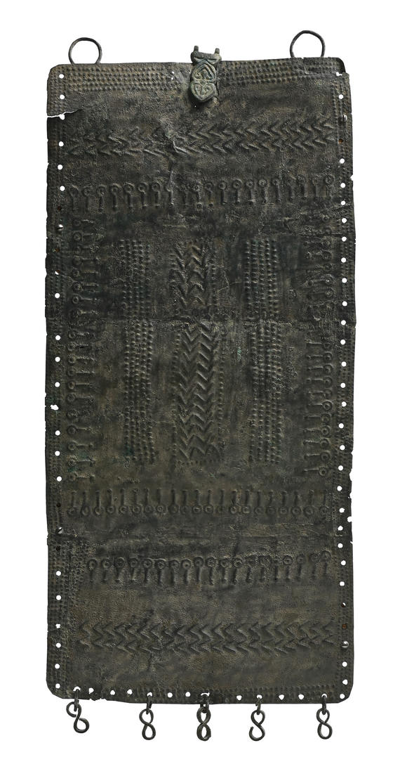 Piguet - H?tel des VentesGrande plaque rectangulaire pectorale ou de harnachement en bronze, Luristan, fin IIe - début Ier millénaire av. J.-C., 44 x 20 cm