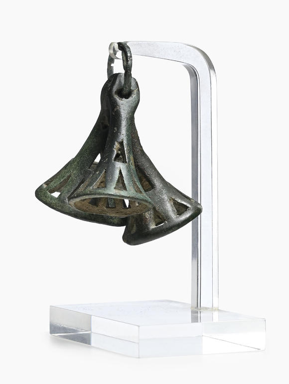 Piguet - H?tel des Ventes3 grelots/clochettes ajourées en bronze, Luristan, fin IIe - début Ier millénaire av. J.-C., h. 6 cm (la plus grande clochette)