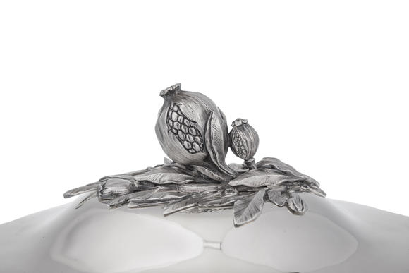 Piguet - H?tel des VentesPuiforcat. Soupière et présentoir en argent, Paris, XXe s., la prise en forme de grenade