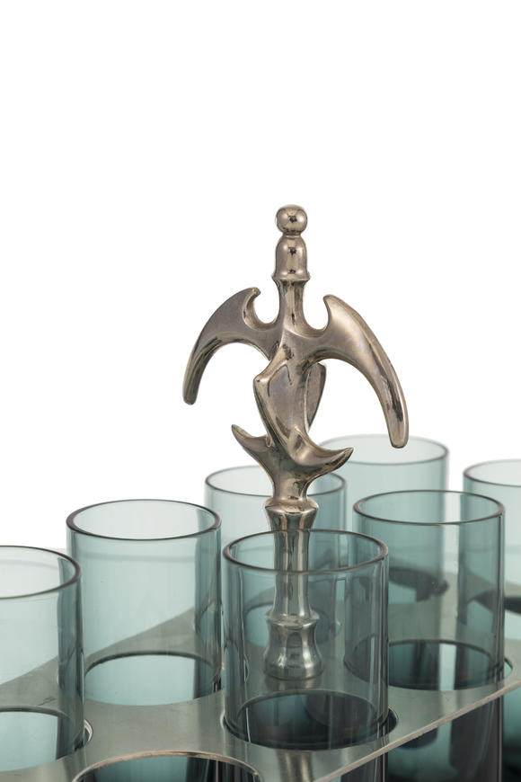 Piguet - H?tel des VentesSet pour la vodka avec monture en métal argenté et 8 verres en verre bleuté,  h. 9 et 16,5 cm