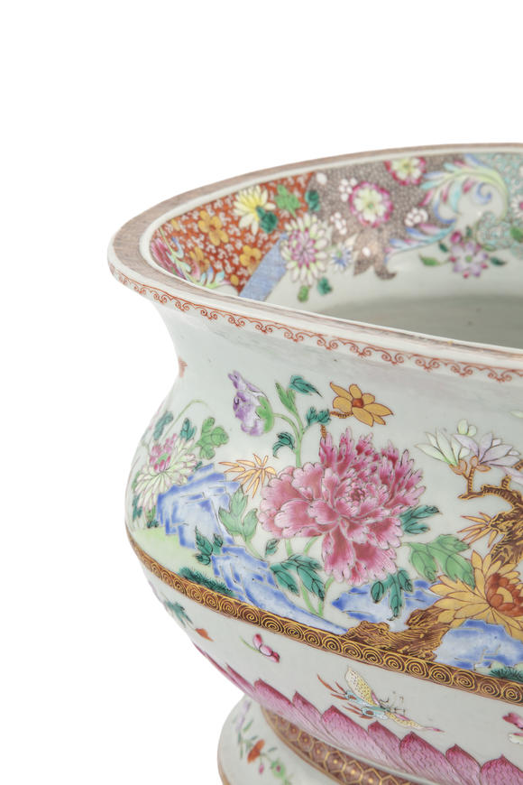 Piguet - H?tel des VentesJardinière ou vasque en porcelaine famille rose, Chine, dynastie Qing, décor de fleurs, l. 40,5 cm A famille rose porcelain plant holder or basin, China, Qing dynasty, 40.5 cm long, 21 cm high (small restorations) 