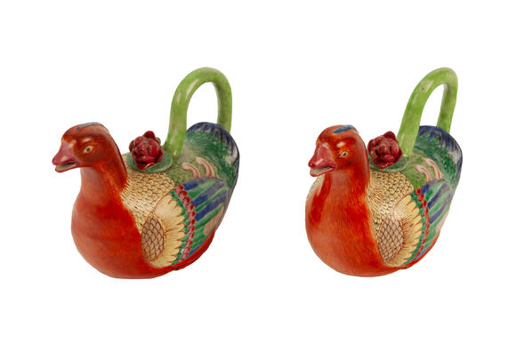 Piguet - H?tel des Ventes2 verseuses en porcelaine en forme de canard, Chine, dynastie Qing, l. 19,5 cm 2 duck-shaped porcelain ewers, China, Qing dynasty, 19.5 cm long