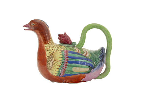 Piguet - H?tel des Ventes2 verseuses en porcelaine en forme de canard, Chine, dynastie Qing, l. 19,5 cm 2 duck-shaped porcelain ewers, China, Qing dynasty, 19.5 cm long