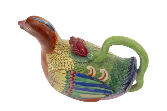 Piguet - H?tel des Ventes2 verseuses en porcelaine en forme de canard, Chine, dynastie Qing, l. 19,5 cm 2 duck-shaped porcelain ewers, China, Qing dynasty, 19.5 cm long
