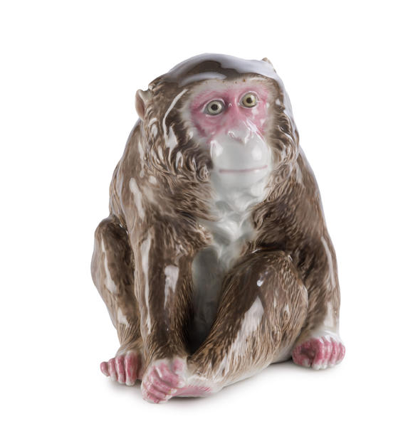 Piguet - H?tel des VentesSinge assis, sculpture en porcelaine, Japon, moderne, h. 14,5 cm A porcelain figure of a seated monkey, Japan, modern, JAPAN mark under the base, 14.5 cm high