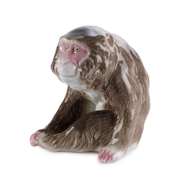 Piguet - H?tel des VentesSinge assis, sculpture en porcelaine, Japon, moderne, h. 14,5 cm A porcelain figure of a seated monkey, Japan, modern, JAPAN mark under the base, 14.5 cm high