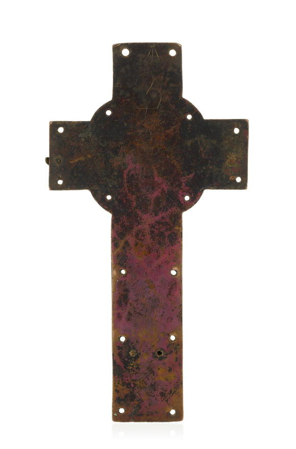 Piguet - H?tel des VentesPlaque en forme de croix France, Limoges, XIIIe s., en cuivre champlevé à décor émaillé et gravé, ornée d'un Christ en applique