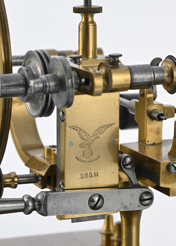 Piguet - H?tel des VentesTour d'horloger en laiton et acier, fabrication allemande pour la marché francophone, 1ère moitié XXe s.