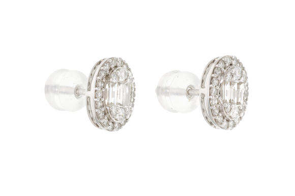 Piguet - H?tel des VentesPaire de clous d'oreilles  illusion  de forme ovale en or gris 750 sertis de diamants taille baguette et brillant, poussoirs en caoutchouc