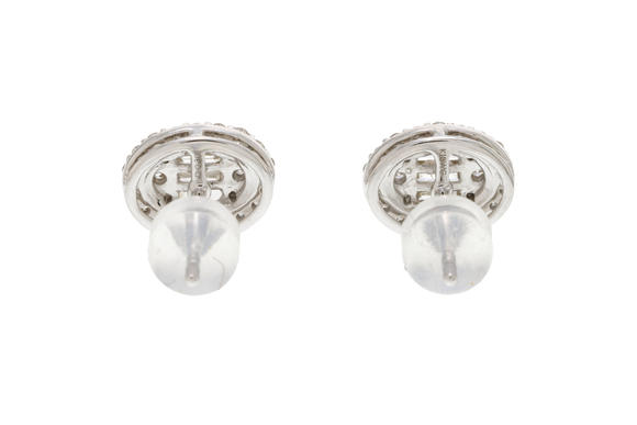 Piguet - H?tel des VentesPaire de clous d'oreilles  illusion  de forme ovale en or gris 750 sertis de diamants taille baguette et brillant, poussoirs en caoutchouc