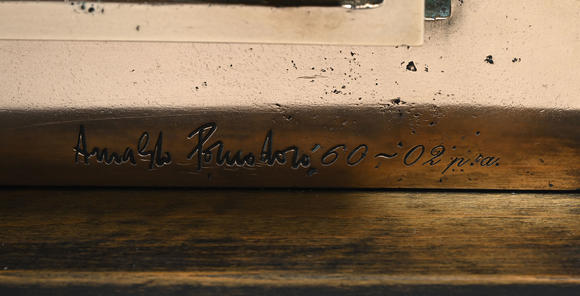 Piguet - H?tel des VentesArnaldo Pomodoro (1926-2025),  Tavola dei segni , 1960, bronze en bas relief, signé, 64,2x47,6x12,9 cm (avec socle)