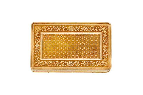 Piguet - H?tel des VentesTabatière en or 750 finement ciselé de motifs guillochés, de frises et de palmettes, le couvercle est garnit d’une mosa?que figurant lRectangular gold snuff box, finely chased with engine-turned friezes and palmette motifs, Paris, 1809–1819. 