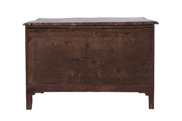 Piguet - H?tel des VentesCommode d'époque Régence, en placage de palissandre, fa?ade en arbalète ouvrant par quatre tiroirs sur trois rangs, 85x132x66 cm