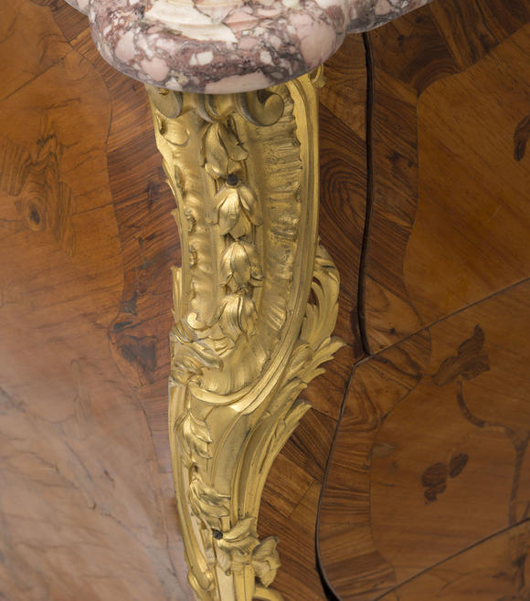Piguet - H?tel des VentesImportante commode d'époque Louis XV, en placage de bois de rose à décor marqueté de fleurs, 88x148x68 cm