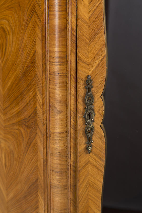 Piguet - H?tel des VentesVitrine de style Louis XV, fin XIXe s., en placage de bois de rose, ouvrant par deux vantaux, plateau en marbre, 174x66x43 cm