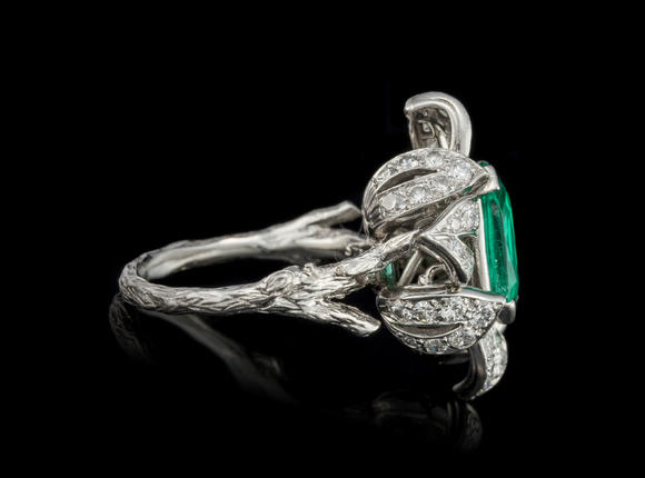Piguet - H?tel des VentesSterlé, bague années 1950 platine sertie de diamants et centrant une émeraude colombienne, traitement mineur à l'huile, rapport GGTL