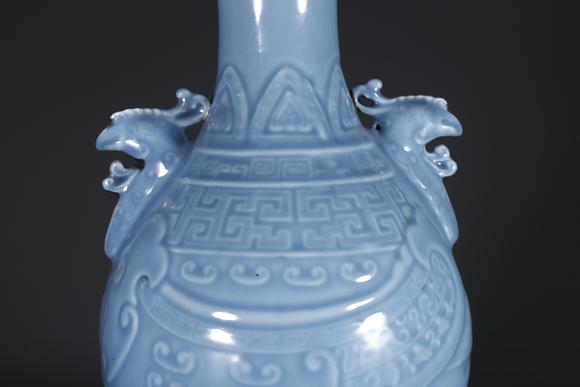 千美會(huì)天藍(lán)釉雙耳瓶