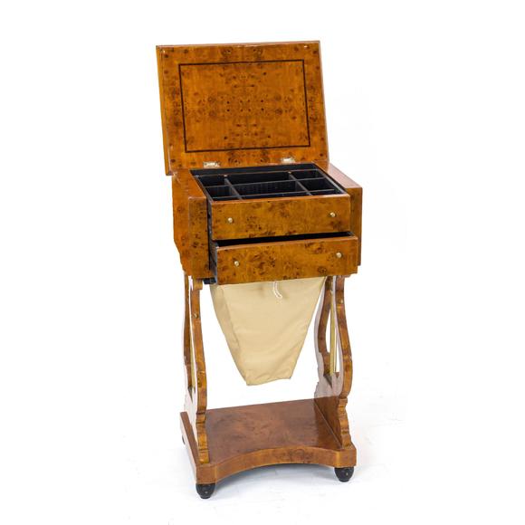 Historia AuktionshausBiedermeier-style sewing table, 20t