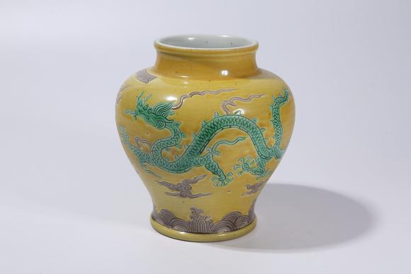 千美會(huì)黃地素三彩雲(yún)龍趕珠紋罐