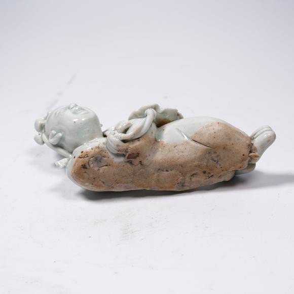 千美會影青釉持蓮童子擺件