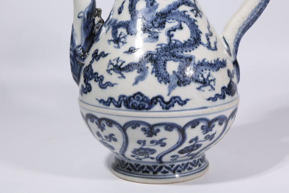千美會(huì)青花雲(yún)龍紋龍柄獅鈕執(zhí)壺