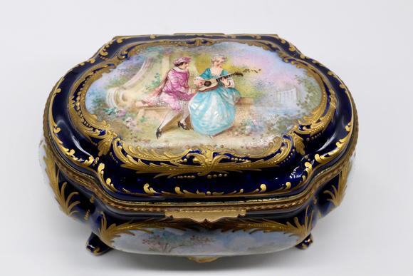 KARSON AUCTIONFrench Sèvres Fine Porcelain Hand-Painted Jewelry Box